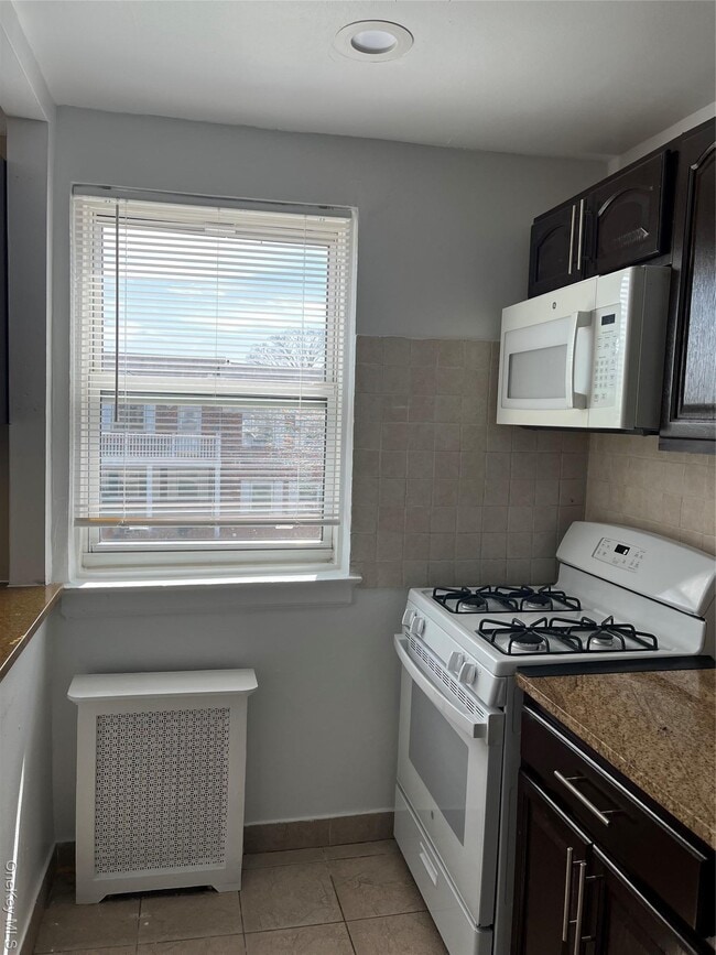 Building Photo - 72-05 Little Neck Pkwy