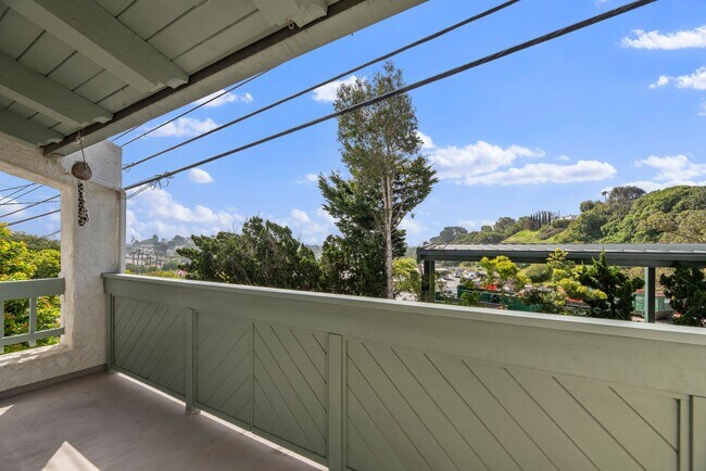 Building Photo - 516 Rosecrans Ave