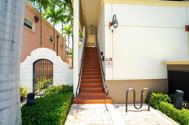 Building Photo - 831 E Palmetto Park Rd