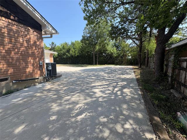 Building Photo - 615 Oak Forest Dr