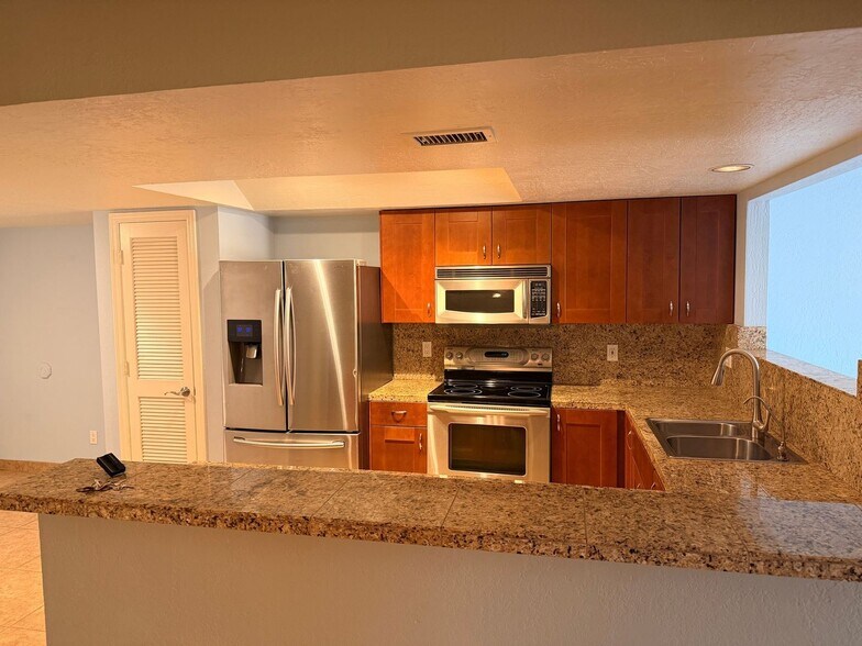 Building Photo - 7850 E Granada Rd