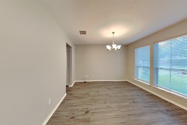 Building Photo - 2039 Greencrest Dr