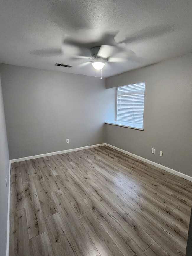 Building Photo - 3 Bedroom 2 Bath in HOA Community with Com...