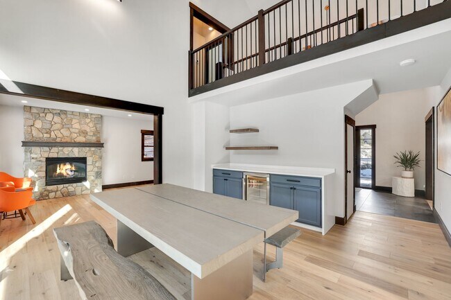 Building Photo - Luxury 3 bedoom/2.5 bathroom Home w/ Hot Tub