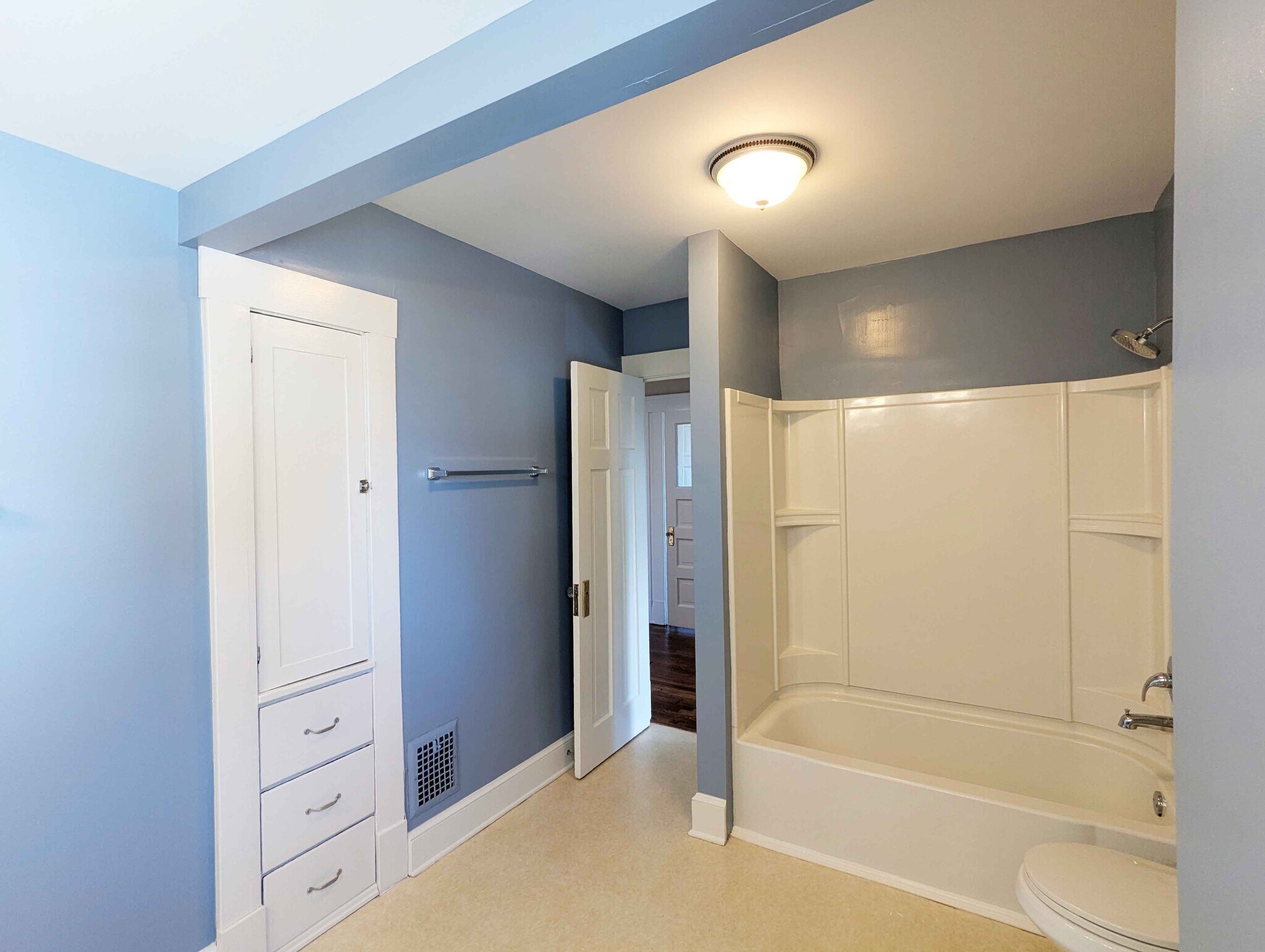 2nd Floor Full Bath - 1497 Lauderdale Ave