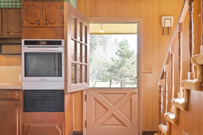 Building Photo - Quaint, inviting 4-bdrm/2-bath home in Cloverdale. Serene living, huge yard, covered patio