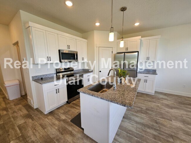 Building Photo - Provo Town home