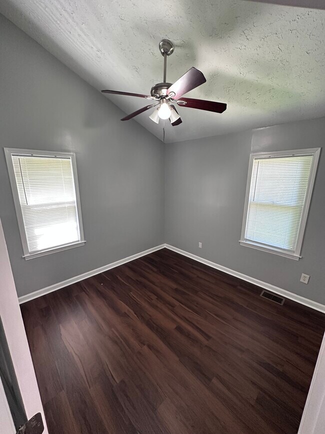 Building Photo - Cozy Casa