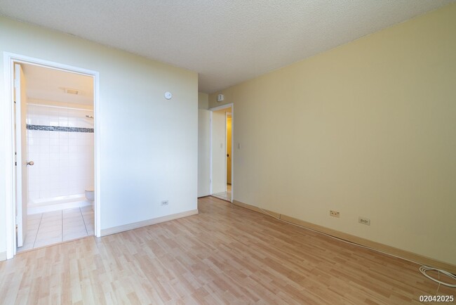 Building Photo - $2500 / Salt Lake - 2 Bed/ 2 Bath a peekab...