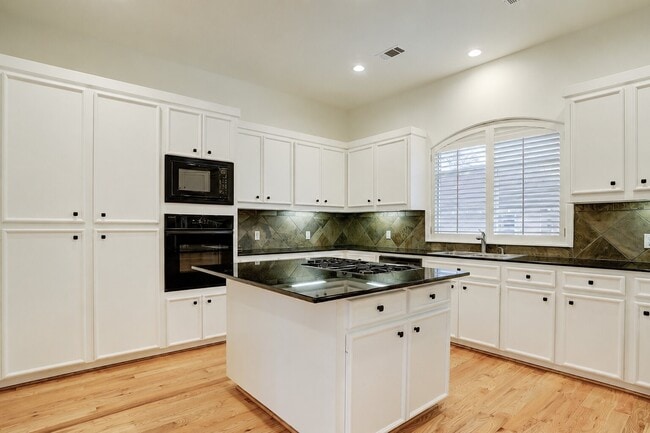 Building Photo - 1412 Castle Ct