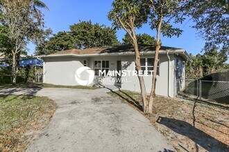 Building Photo - 3 Bedroom Pet-Friendly Home in Hollywood, ...