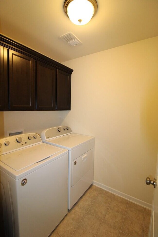 Building Photo - 870 Cormier Dr