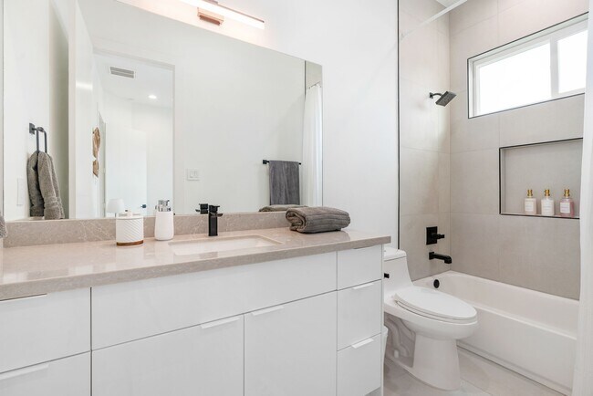 Building Photo - 3410 Baer St