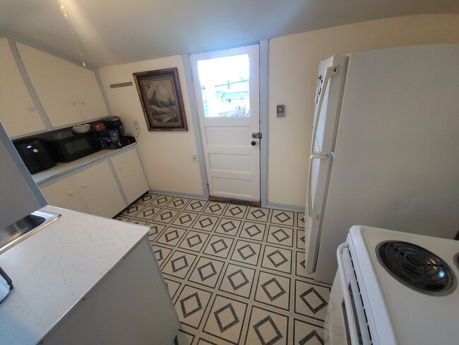 Building Photo - 211-212 W 13th St