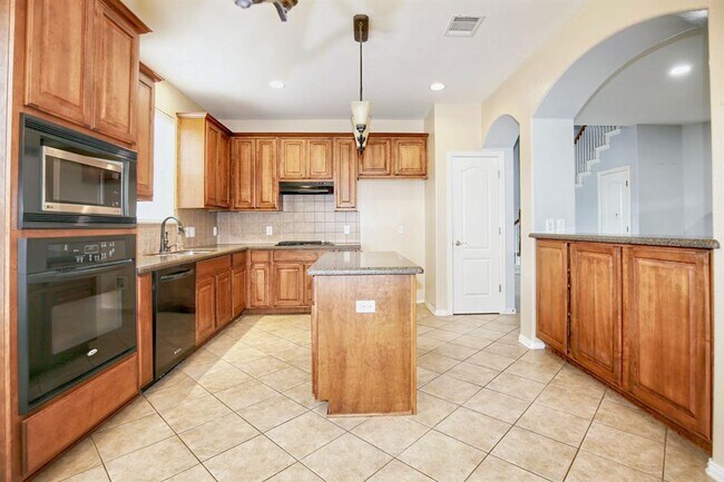 Building Photo - 2002 Singing Hls