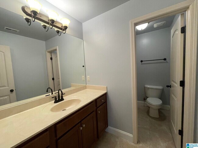 Building Photo - 208 Castlehill Dr