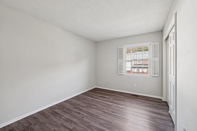 Building Photo - 3915 Valley Ct