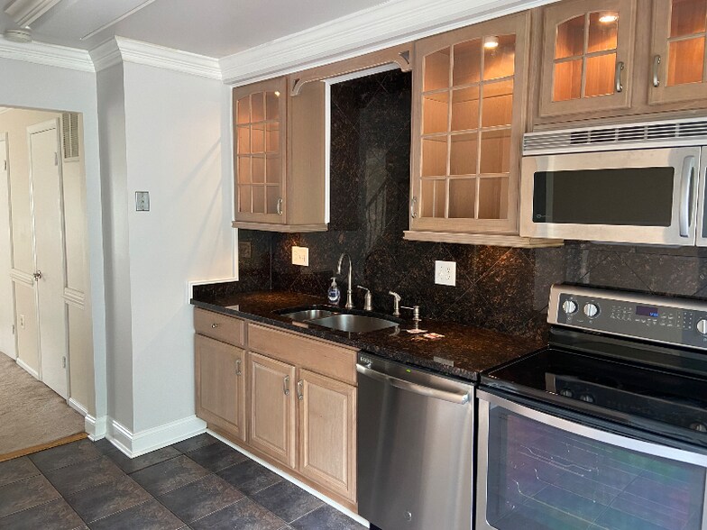 Building Photo - 6165 Green Hollow Ct