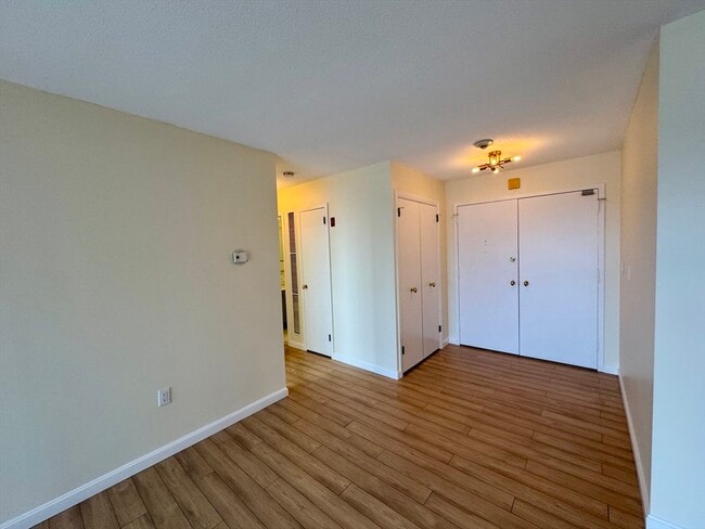 Building Photo - 1004 Paradise Rd