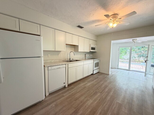 Building Photo - Available Now! 2 Bed, 1 Bath Duplex