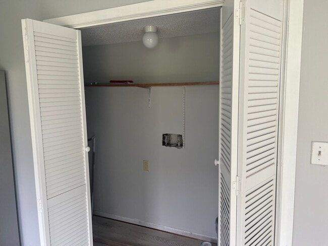 Building Photo - UPDATED 2 BEDROOM TOWNHOUSE WITH COMMUNITY POOL