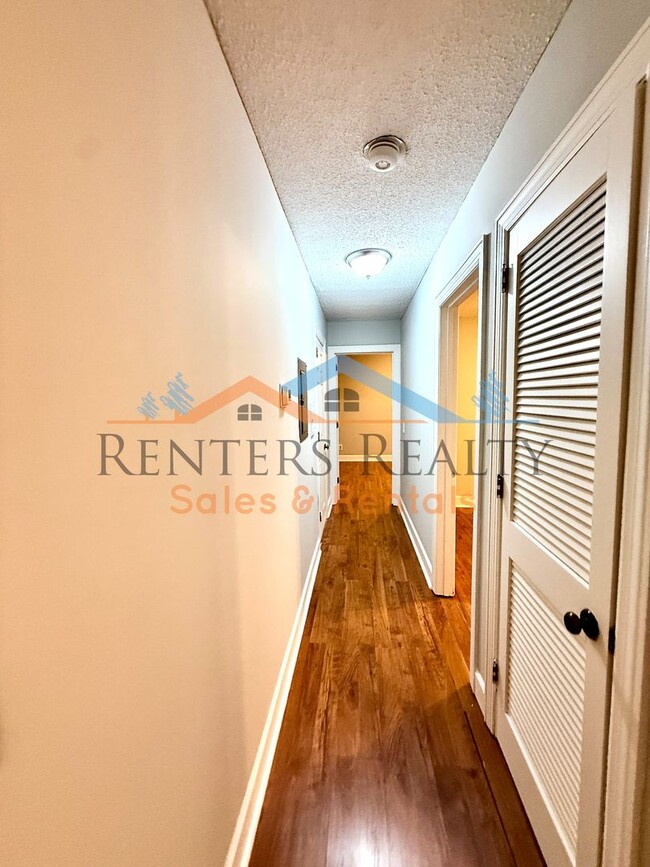 Building Photo - 2105 Epworth Dr NE