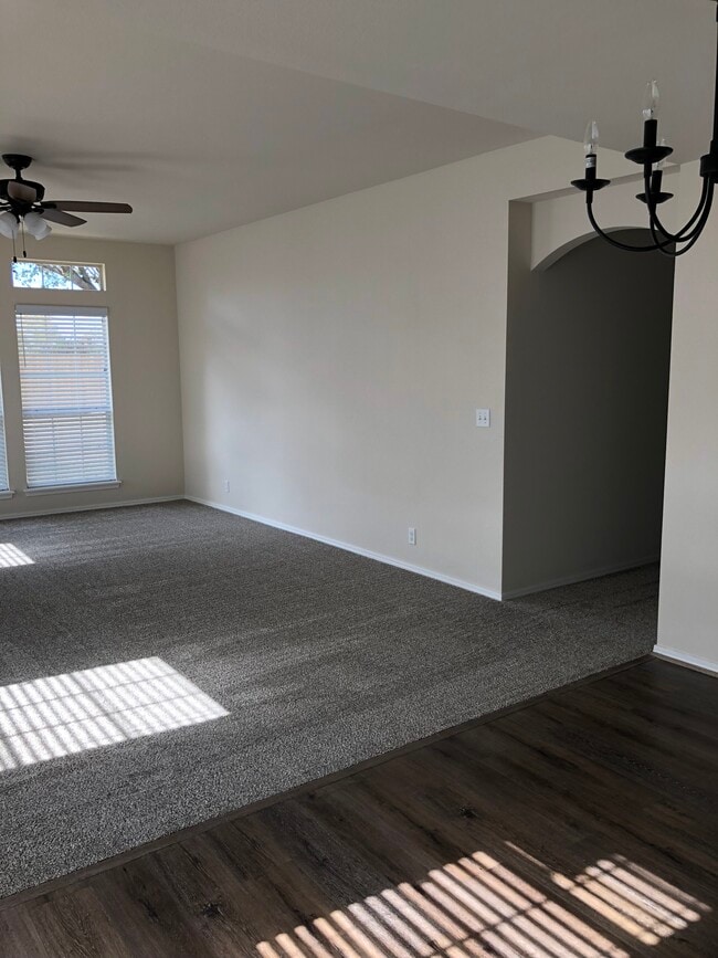 Building Photo - 800 N Laurel Ave