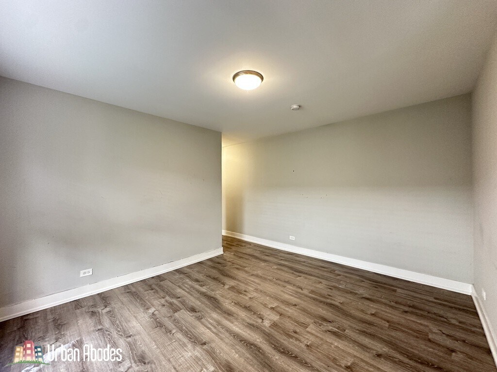 Building Photo - 703 W Brompton Ave