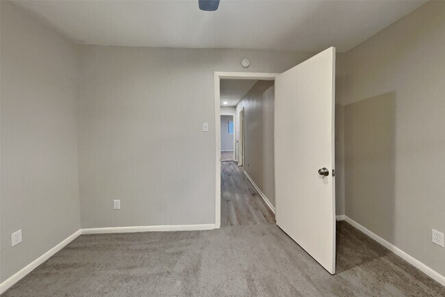 Building Photo - 2318 Turtle Creek Dr