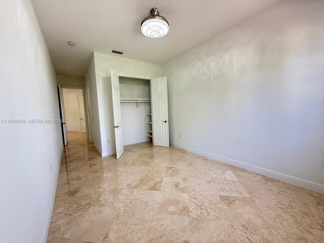 Building Photo - 996 Sanibel Dr