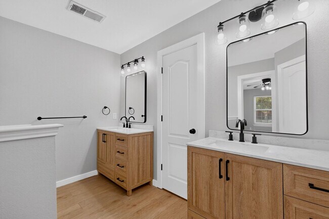 Building Photo - 1410 Thistle Cir