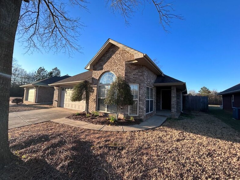 Primary Photo - 3027 Belmont Dr
