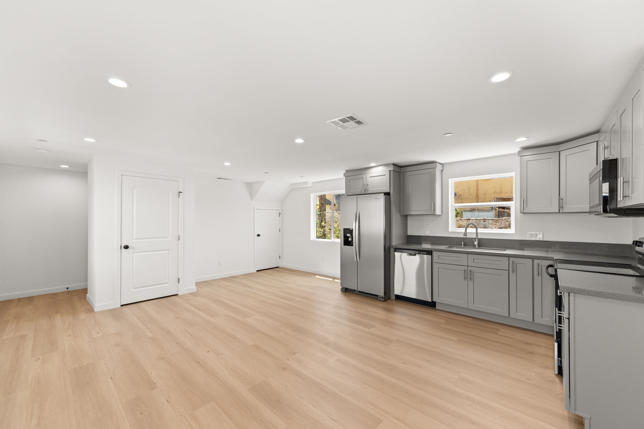 Building Photo - 1031 W 91st St