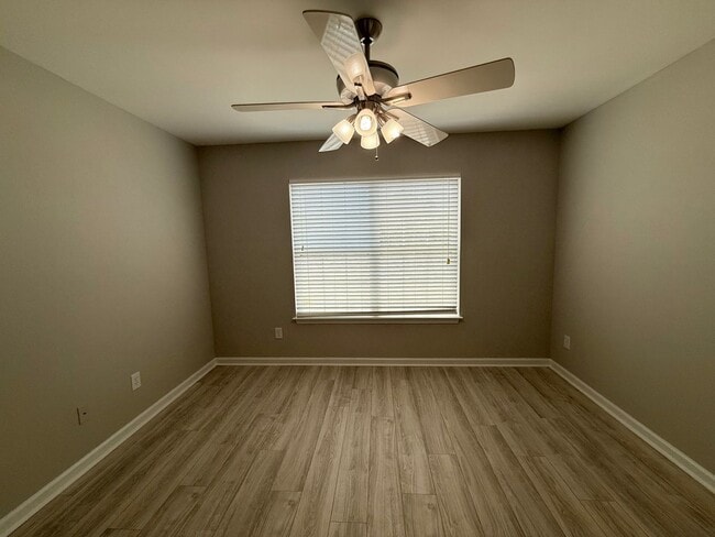 Building Photo - Move in Ready Three Bedroom Townhome in We...
