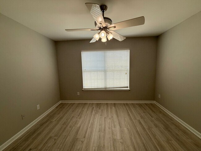 Building Photo - Move in Ready Three Bedroom Townhome in West Ashley