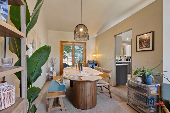 Building Photo - Beautiful Updated 5 Bed 3.5 Bath House in ...