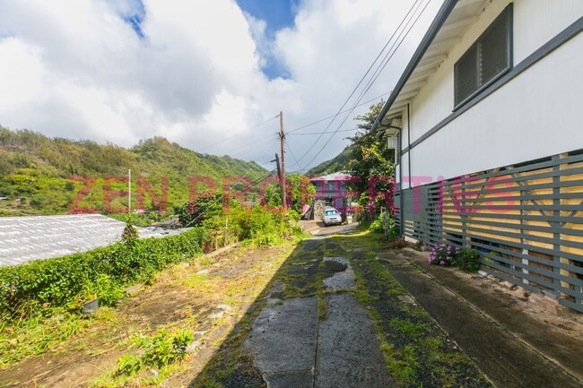 Building Photo - 1555 Moani St