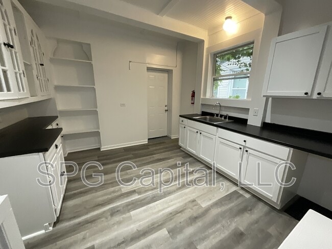 Building Photo - 219 E Cottage Pl
