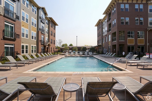 Building Photo - 690 E Algonquin Rd