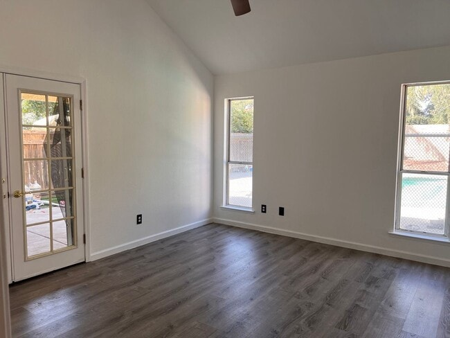 Building Photo - $500 MOVE IN BONUS, $2,450 Shields & Clovis 3 Bed - Judy Ave, Clovis / Swimming Pool