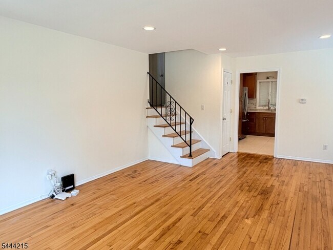 Building Photo - 32 Pawnee Ave