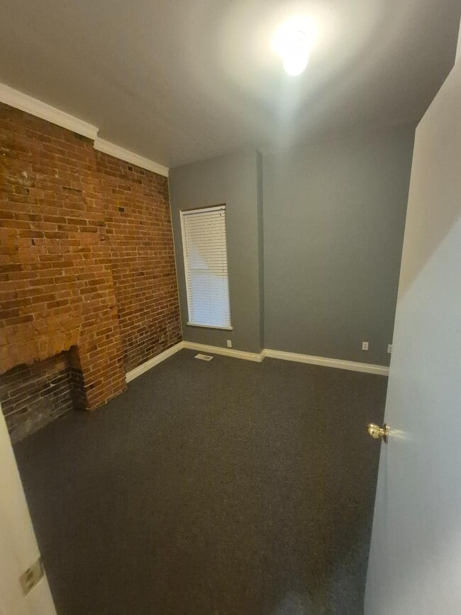 Building Photo - 160 Park St