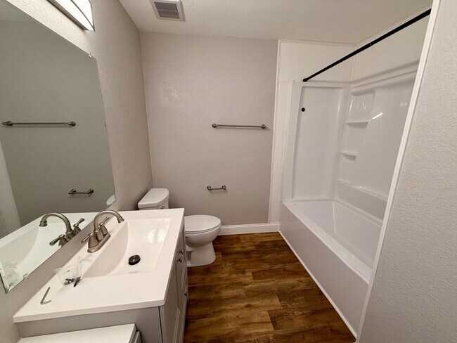 Building Photo - $1600-$2000 P.M