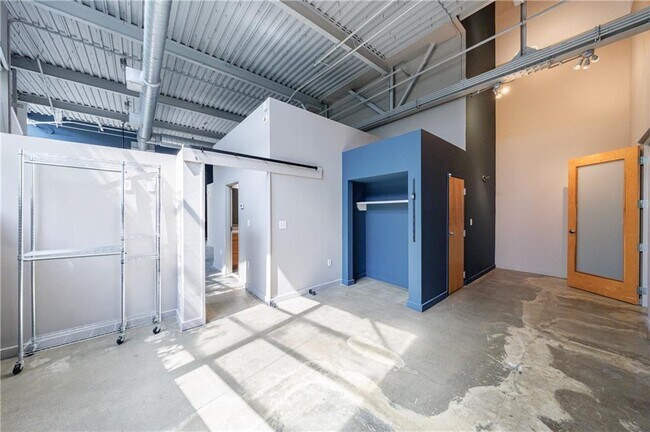 Building Photo - 400 Village Pkwy