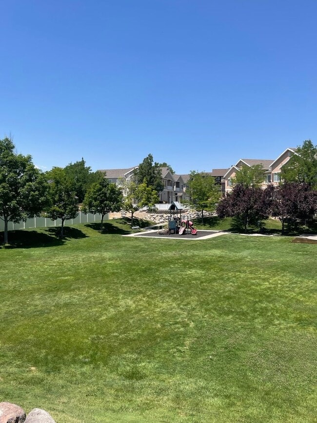 Building Photo - Dashing Canyon Meadow Townhome