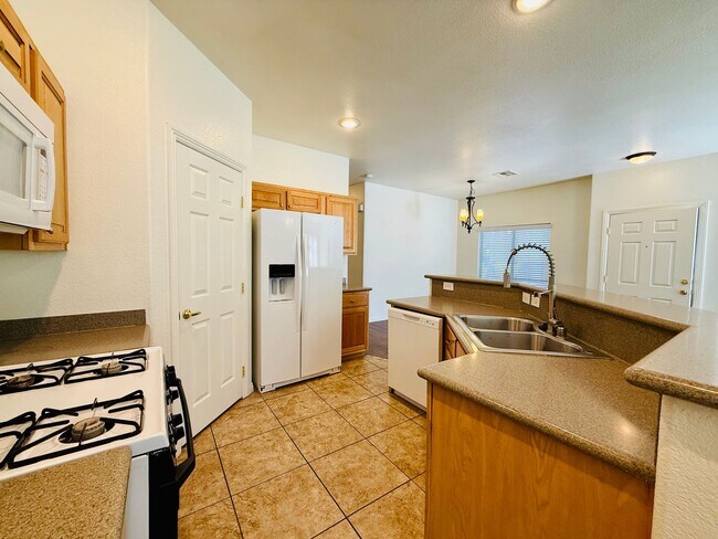 Building Photo - Great Spacious 3 bedroom Townhome Availabl...