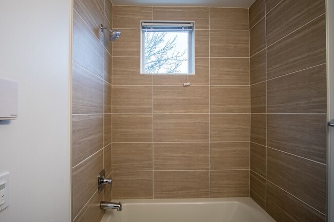 Building Photo - Modern 3BR/3.5BA Townhouse with Rooftop Views in Yesler Terrace