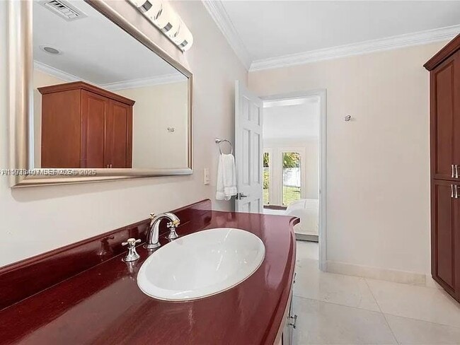 Building Photo - 5371 N Bay Rd