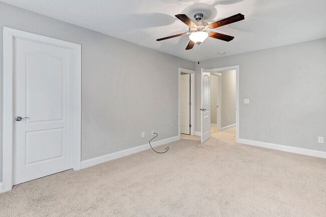 Building Photo - PRICE REDUCED - MOVE IN READY! – Gorgeous 4BR/4BA Townhome in Villages of Apex, 1 mile to DT Apex!