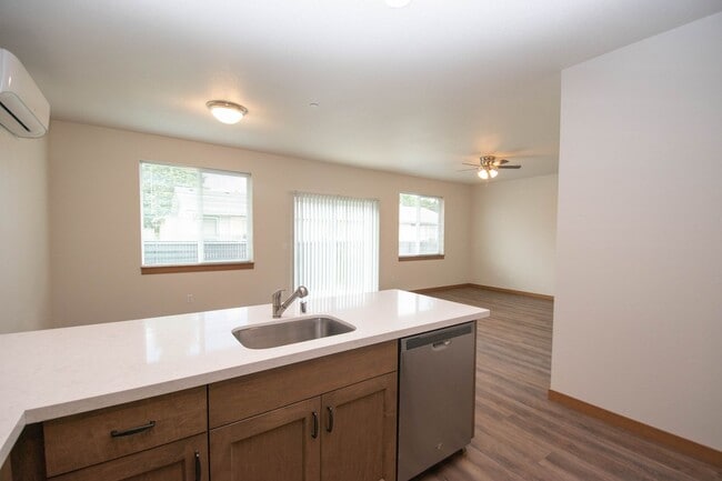 Building Photo - Gorgeous 2BD Duplex in Great Washougal Location! Beautiful Finishes!